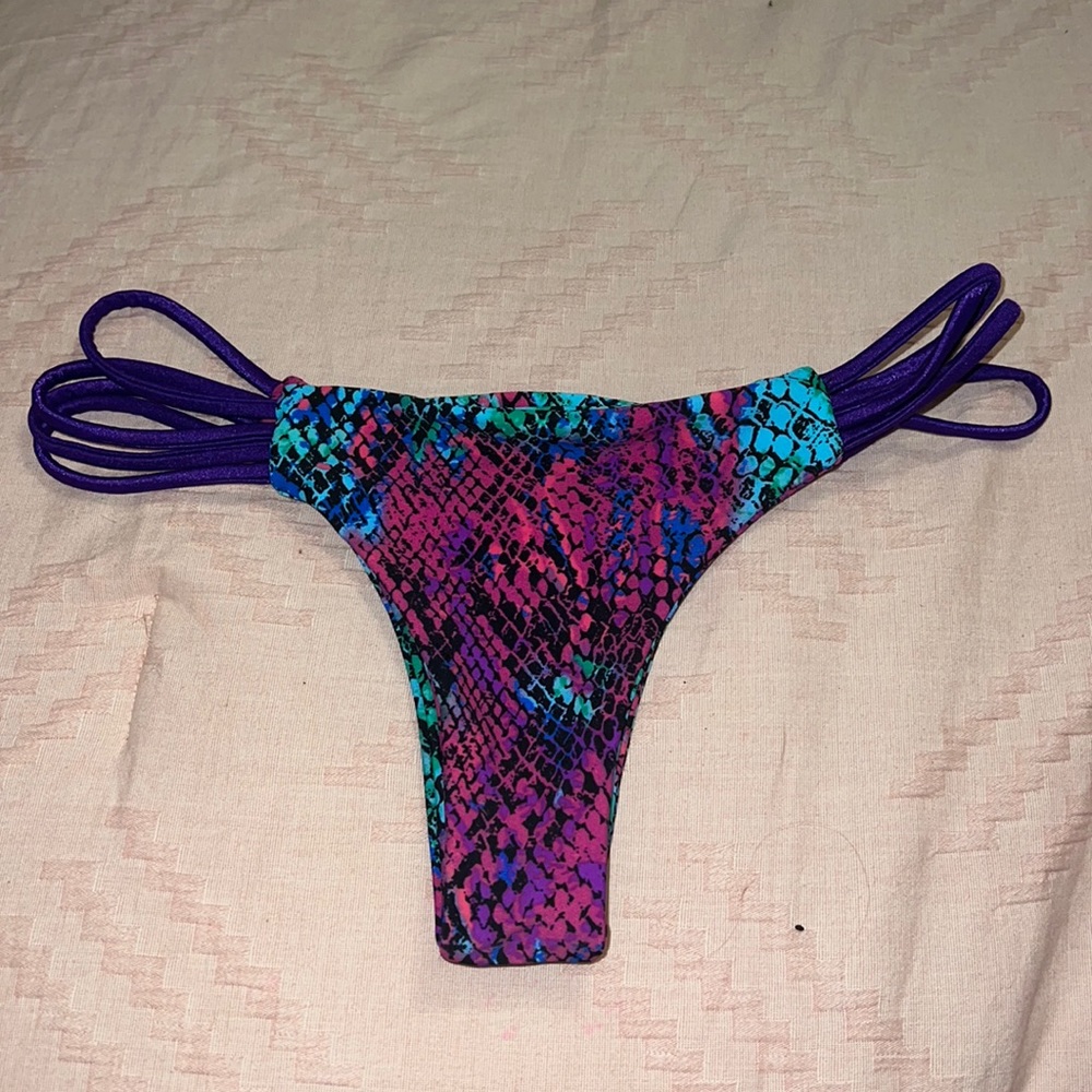 Cheeky bikini bottoms